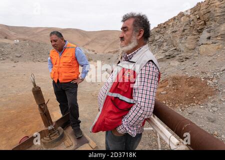 San José, Chili. 06e octobre 2020. Jorge Galleguillos (r) et Luis Urzua, qui ont été sauvés de la mine de San José il y a dix ans, se trouvent exactement au même endroit où le premier contact avec les 33 mineurs ensevelis a eu lieu en 2010. Le monde entier a été dans une fièvre d'excitation lorsque les 33 mineurs ensevelis de la mine dans le désert d'Atacama ont été amenés à la surface dans une opération de sauvetage spectaculaire. Plus d'un milliard de personnes ont suivi le « miracle du Chili » en direct à la télévision. (À dpa 'dix ans après le sauvetage: Les copains chiliens se sentent oubliés') Credit: Alex F. Catrin/dpa/Alamy Live News Banque D'Images