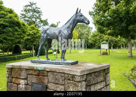 Statuettes commémoratives en bronze de chevaux dans le parc de Sant Brigids, tuez. Célébrant le succès du père et fils Ted et Ruby Walsh qui ont remporté le G irlandais Banque D'Images