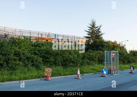 Feux de signalisation temporaires dans une cage, unité portable, aux travaux routiers sur la route de Sallins à Johnstown, comté de Kildare, Irlande Banque D'Images