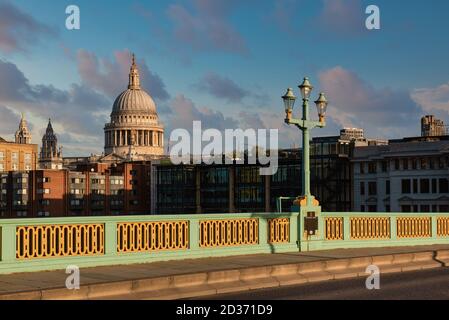 Vue sur la cathédrale Saint-Paul depuis le pont Southwark, Londres, Angleterre Banque D'Images