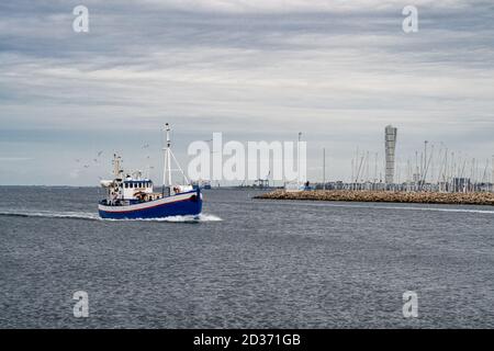 Malmo, Suède - septembre 13 : un bateau de pêche retourne au port après une journée au bord de l'océan. La popularité de ces voyages de pêche a augmenté après l'éclosion de la pandémie du coronavirus Banque D'Images