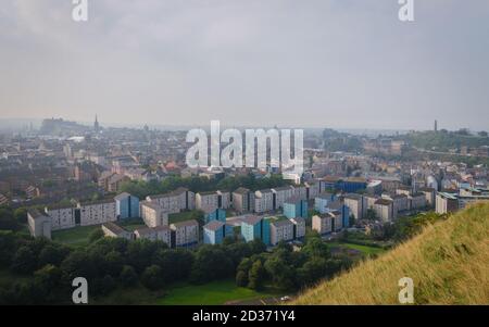 Vue imprenable sur la ville d'Édimbourg par une journée farade, en Écosse Banque D'Images