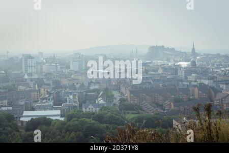 Vue imprenable sur la ville d'Édimbourg par une journée farade, en Écosse Banque D'Images