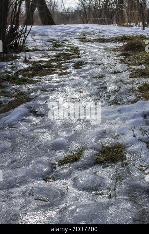 Sentier glissant dans le parc d'hiver. Route glacée. État de glace saisonnier à l'extérieur. Banque D'Images