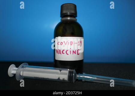 Covid19, contenant de vaccin et seringue vide, traitement de la maladie pandémique du coronavirus Banque D'Images