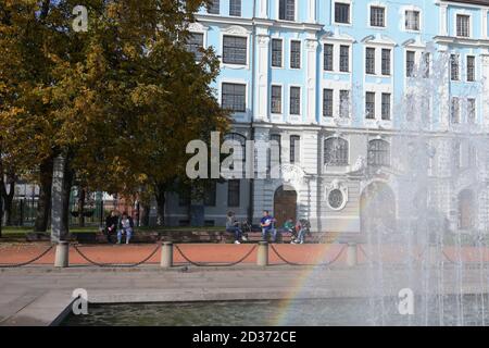 Les gens se reposant par temps chaud près de l'école navale de Nakhimov, Saint-Pétersbourg, Russie, Banque D'Images