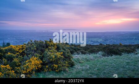 Le crépuscule commence à céder à la lumière du jour à Montpelier Hill, connu sous le nom de Hell Fire Club avec vue panoramique sur la ville et la baie de Dublin. Lever du soleil en Irlande Banque D'Images
