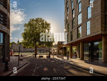 Vue sur la Tour de Londres depuis la Lower Thames Street, Londres, Angleterre Banque D'Images