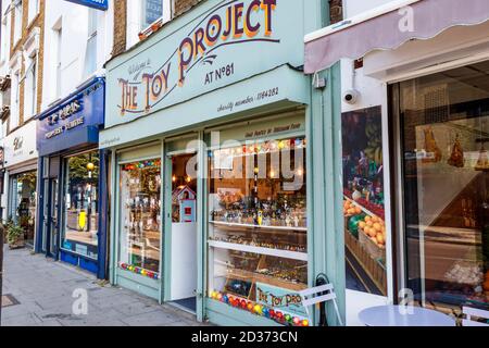 The Toy Project, un organisme de bienfaisance vendant des jouets d'occasion sur Junction Road, Islington, Londres, Royaume-Uni Banque D'Images