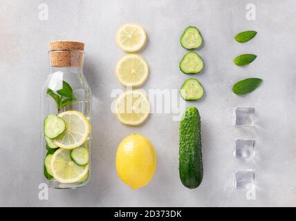 bouteille en verre avec eau infusée avec citron, concombre, menthe et glace. Boisson d'été saine. Banque D'Images