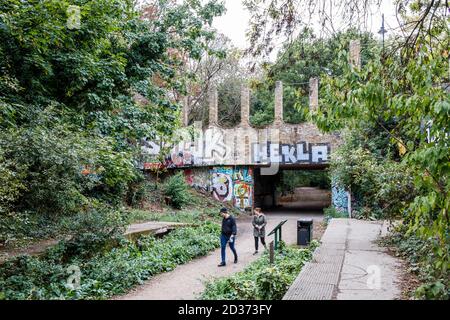 L'ancienne gare de Crouch End sur Parkland Walk, une ligne de chemin de fer désutilisée, maintenant un sentier naturel, Londres, Royaume-Uni Banque D'Images