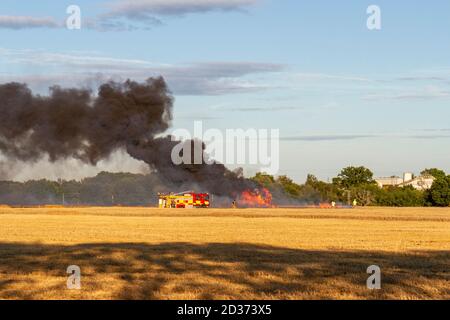 Fumée sortant d'une moissonneuse-batteuse équipée d'un moteur d'incendie, Ardleigh, Essex, Royaume-Uni. Banque D'Images