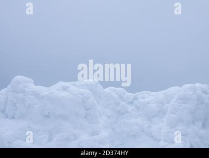 Mur de neige sur terrain rural. Banque D'Images