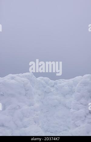 Mur de neige sur terrain rural. Banque D'Images