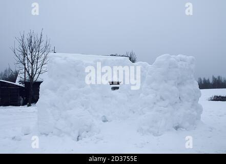 Mur de neige sur terrain rural. Banque D'Images