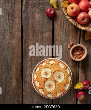 tarte aux pommes maison sur fond rustique en bois. Banque D'Images