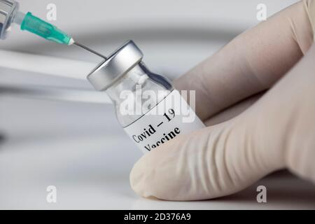 covid-19 concept, ampoule de vaccin du coronavirus et flacon pour injection avec seringue Banque D'Images