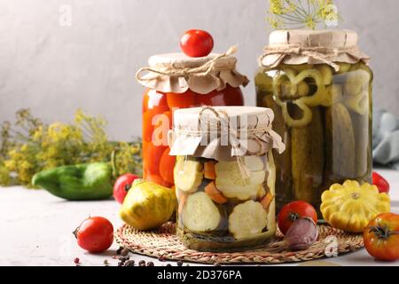 Petits gâteaux marinés faits maison, tomates et concombres sur fond gris avec des ingrédients frais, gros plan. Format horizontal Banque D'Images