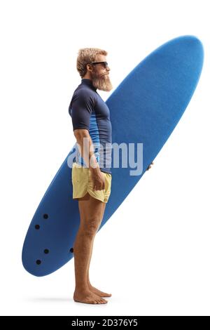 Photo pleine longueur d'un jeune homme à barbe blonde tenant une planche de surf isolée sur fond blanc Banque D'Images