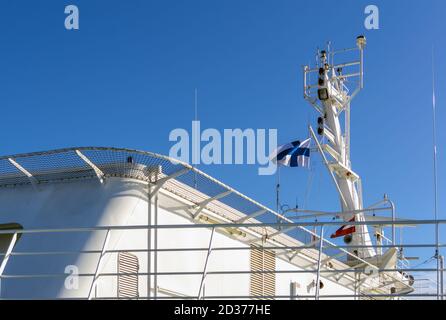 Vue sur les drapeaux finlandais et letton sur la terrasse Du navire de croisière Silja Serenade Banque D'Images