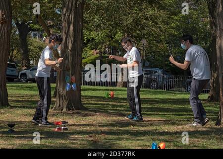 Un groupe de jeunes hommes asiatiques américains film une vidéo sur diablo, le yoyo chinois. À Kissena Park, Flushing, New York. Banque D'Images