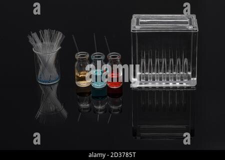 Les équipements de chromatographie sur couche mince comprennent un récipient, du gel de silice, des capillaires et des composés. Méthode TLC utilisée dans l'analyse de pureté des composés en chimie la Banque D'Images