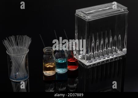 Les équipements de chromatographie sur couche mince comprennent un récipient, du gel de silice, des capillaires et des composés. Méthode TLC utilisée dans l'analyse de pureté des composés en chimie la Banque D'Images