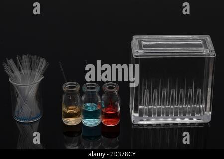 Les équipements de chromatographie sur couche mince comprennent un récipient, du gel de silice, des capillaires et des composés. Méthode TLC utilisée dans l'analyse de pureté des composés en chimie la Banque D'Images