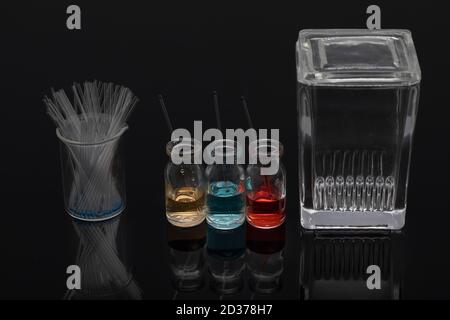 Les équipements de chromatographie sur couche mince comprennent un récipient, du gel de silice, des capillaires et des composés. Méthode TLC utilisée dans l'analyse de pureté des composés en chimie la Banque D'Images