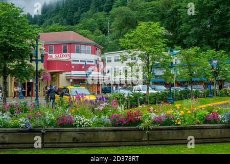 Scène de rue dans le centre-ville de Juneau, Alaska, États-Unis avec l'historique Red Dog Saloon. Banque D'Images