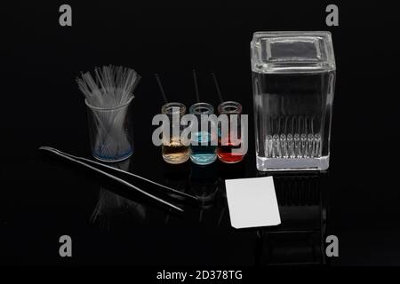 Les équipements de chromatographie sur couche mince comprennent un récipient, du gel de silice, des capillaires et des composés. Méthode TLC utilisée dans l'analyse de pureté des composés en chimie la Banque D'Images