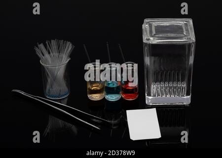 Les équipements de chromatographie sur couche mince comprennent un récipient, du gel de silice, des capillaires et des composés. Méthode TLC utilisée dans l'analyse de pureté des composés en chimie la Banque D'Images