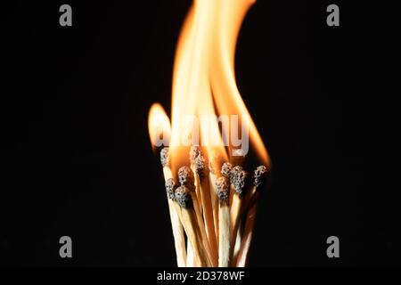 le groupe de match est allumé sur un fond en bois flou. Mise au point sélective. Banque D'Images