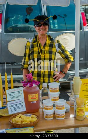 Femme qui vend du miel sur le marché agricole de Walla Walla, dans l'est de Washington, aux États-Unis. Banque D'Images