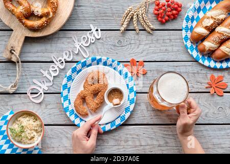 Fêtez l'Oktoberfest seul. Plats et bières traditionnels, leberkase et bretzels. Banque D'Images