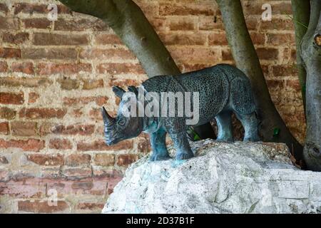 Fontaine de rhinocéros par Vinicio Guastatori (1965), symbole de la Contrada della Selva, dans le centre historique de Sienne, Toscane, Italie Banque D'Images