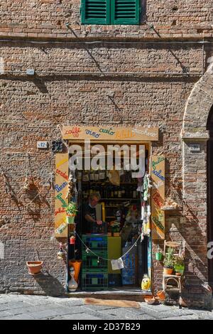 Extérieur d'une petite épicerie dans le centre historique de Sienne, site classé au patrimoine mondial de l'UNESCO, Toscane, Italie Banque D'Images