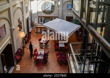 Vue panoramique sur le bar-salon dans la cour du Grand Hotel Continental, un hôtel de luxe 5 étoiles situé dans le centre historique de Sienne, en Toscane, en Italie Banque D'Images