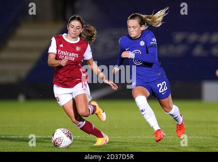 Erin Cuthbert (au centre), femme de Chelsea, et Danielle van de Donk (à gauche), femme d'Arsenal, se battent pour le ballon lors du match de la coupe FA Continental League à Kingsmeadow, Londres. Banque D'Images