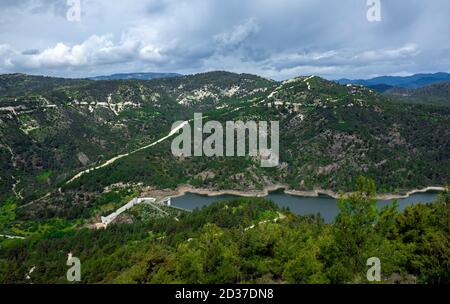 Collines verdoyantes couvertes de forêt, le temps d'une brillante journée d'été ensoleillée dans les montagnes du centre de Chypre. Banque D'Images