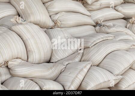 Pile de sacs en polypropylène blanc complet en vrac, photo d'arrière-plan industriel Banque D'Images