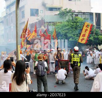 Phuket Town / Thaïlande - 7 octobre 2019 : Festival végétarien de Phuket ou défilé du Festival des neuf dieux de l'empereur avec des dévotés taoïstes portant un palanquin Banque D'Images