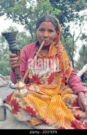 Dans les zones rurales de Nainital, les femmes fument aussi à égalité avec les hommes. Cependant, pas de cigarettes ni de bidis, le narguilé est largement utilisé ici. Banque D'Images