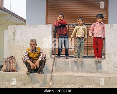 Ici, j'ai essayé de montrer le voyage des gens de l'enfance à la vieillesse. Banque D'Images