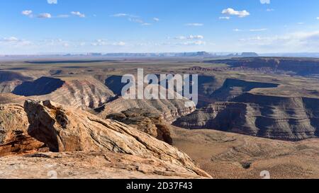 Vue panoramique depuis Muley point Overview, une falaise isolée et vue panoramique sur le paysage désertique du sud de l'Utah (Valley of the Gods), États-Unis. Banque D'Images