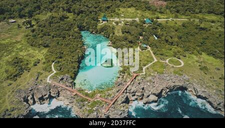 Lac d'eau salée au paysage tropical vert vue aérienne. Été personne paysage de la nature de Weekuri point de repère, l'île de Sumba, l'Indonésie, l'Asie. Lagon limpid avec verdure forêt tropicale sur la côte de l'océan roch Banque D'Images