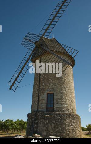 L'ancien moulin à vent du vignoble de Villeneuve-de-Duras, Lot-et-Garonne, France Banque D'Images