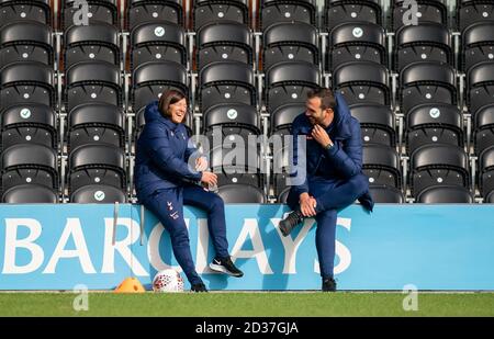 Londres, Royaume-Uni. 07e octobre 2020. Spirs Women Head coach Karen Hills & Spurs l'entraîneur-chef Juan Amoros pendant le match de la FA WSL Cup entre Tottenham Hotspur Women et London City Lionesses à The Hive, Londres, Angleterre, le 7 octobre 2020. Photo d'Andy Rowland/Prime Media Images. Crédit : Prime Media Images/Alamy Live News Banque D'Images