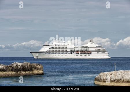 Great Stirrup Cay, Bahamas-January 08, 2016 : grand navire de croisière de luxe Seven Seas Navigator ancrée en mer près de Great Stirrup Cay, Bahamas Banque D'Images