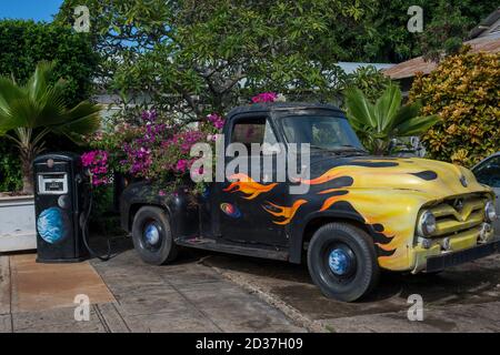 Scène de rue avec camion coloré planté de fleurs de Bougainvillea à Hanapepe sur l'île de Kauai, Hawaii, Etats-Unis. Banque D'Images